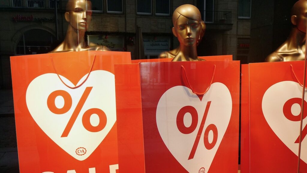 Sale-Schilder als Bild für Vermeide Fast Fashion